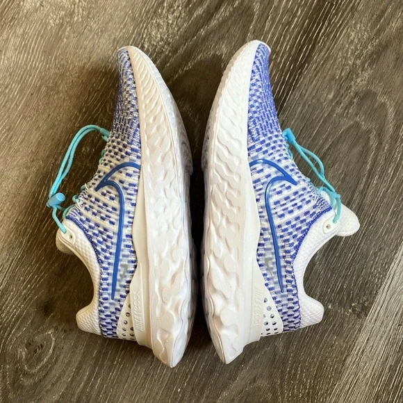 Nike - Picture 7 of 17